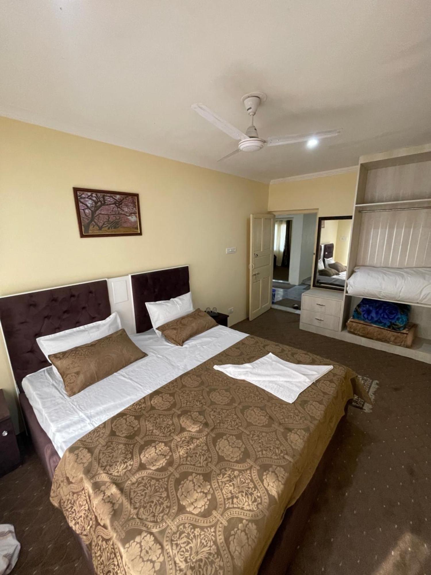 The Khayabaan - Luxurious Home Stay Away From Home Srinagar  Exterior photo