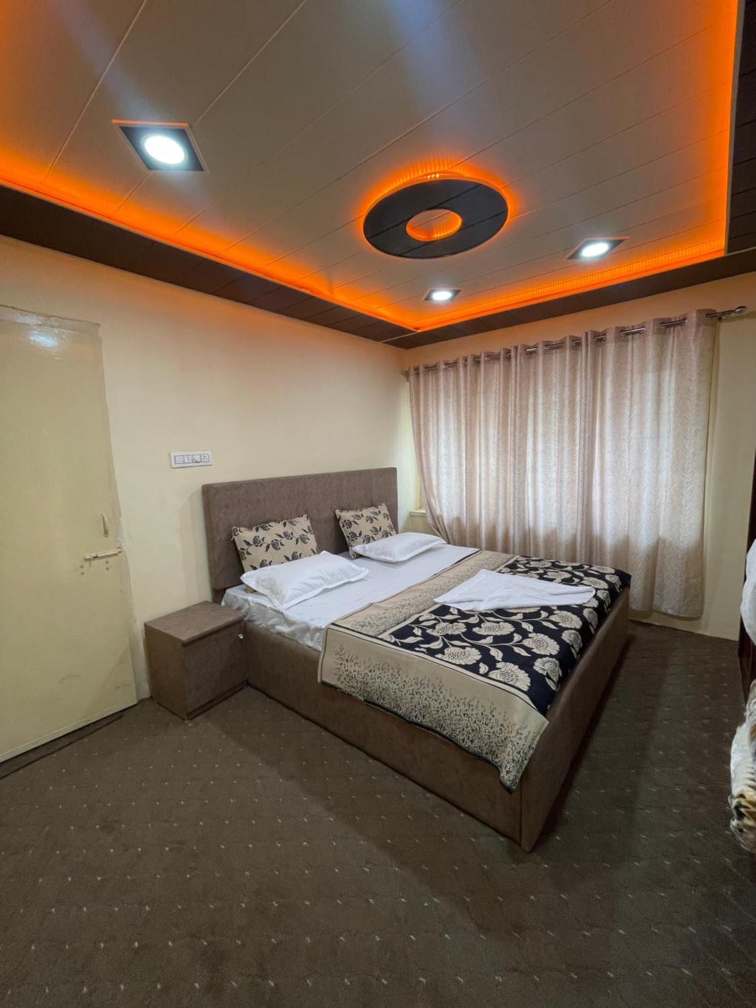 The Khayabaan - Luxurious Home Stay Away From Home Srinagar  Exterior photo