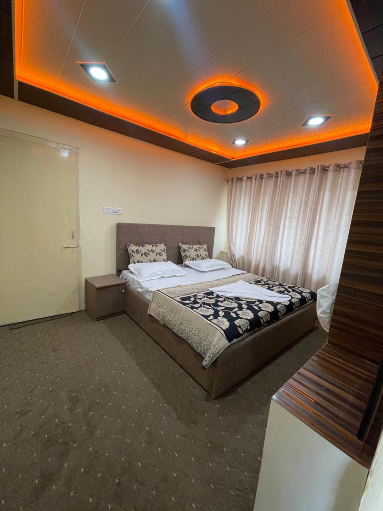 The Khayabaan - Luxurious Home Stay Away From Home Srinagar  Room photo